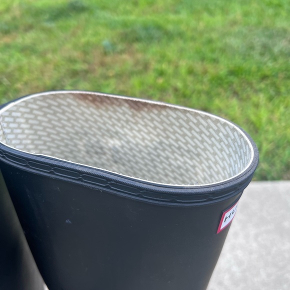 Women’s size 7 Hunter rain boots - Picture 2 of 3